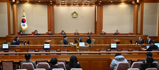 문형배 헌법재판소장 권한대행을 비롯한 헌법재판관들이 10일 서울 종로구 헌법재판소 대심판정에서 열린 마은혁 재판관 후보자 불임명 관련 권한쟁의심판 2차 변론기일에 입장해 자리에 앉아 있다. [공동취재=연합뉴스]